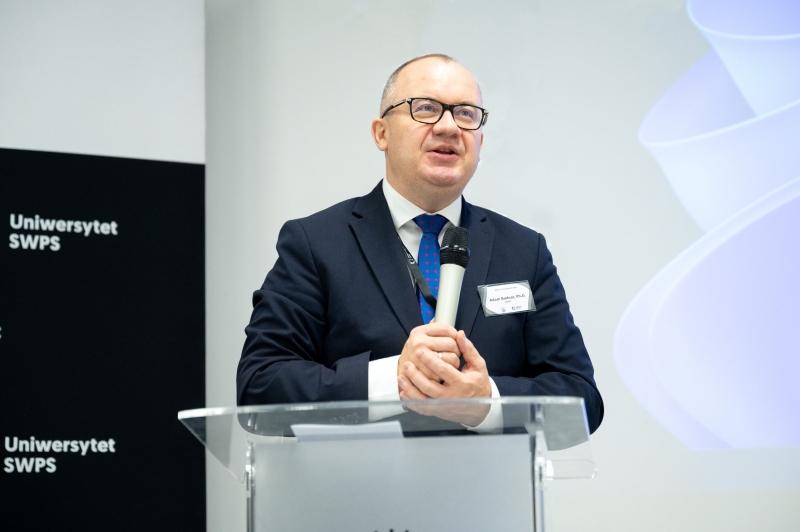 Prof. Adam Bodnar wygłasza przemowę powitalną na otwarciu tegorocznego bootcampu.