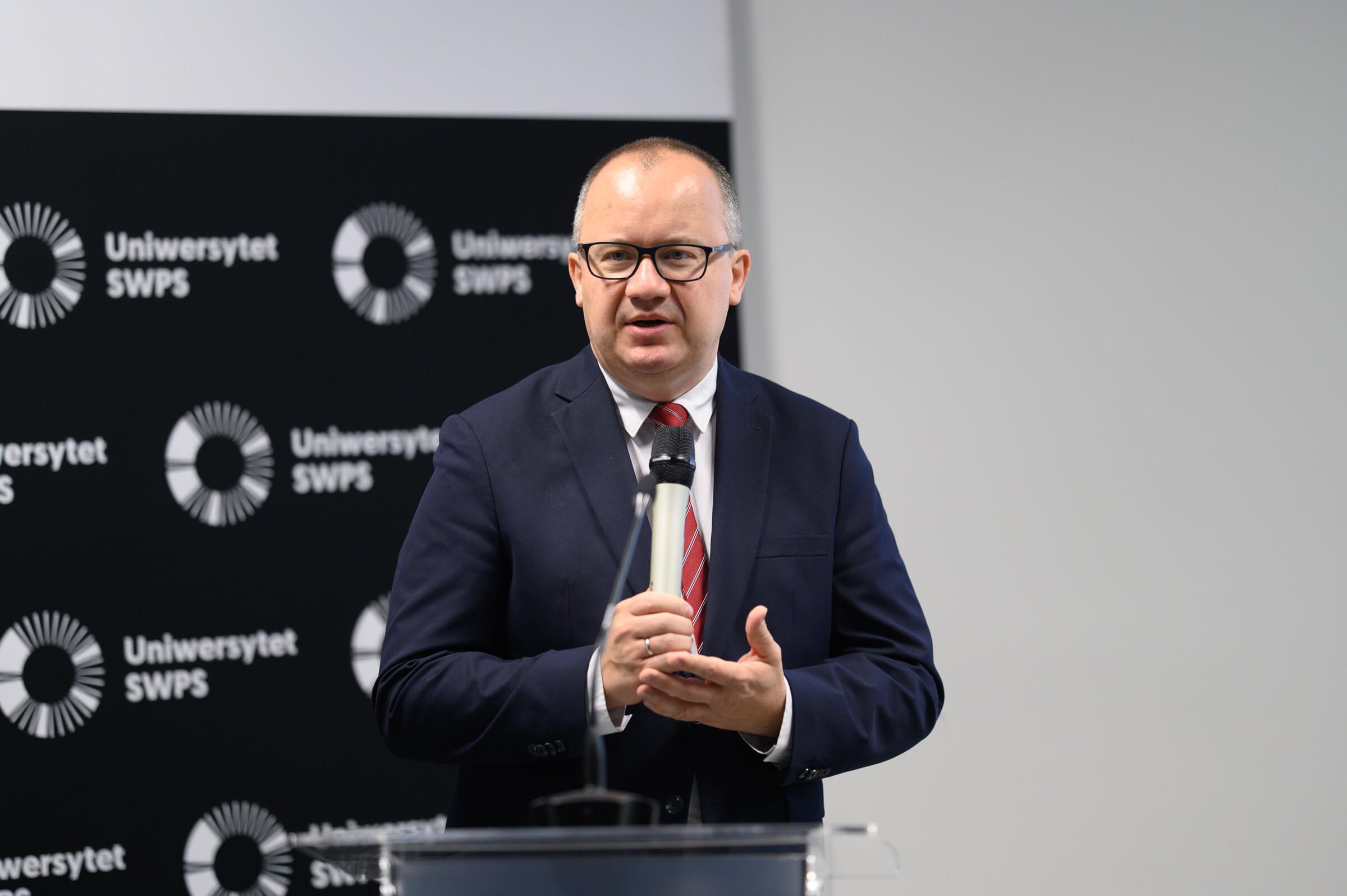 Dziekan Wydziału Prawa Uniwersytetu SWPS, prof. Adam Bodnar, przemawia podczas otwarcia szkolenia Vis Moot Bootcamp w Warszawie