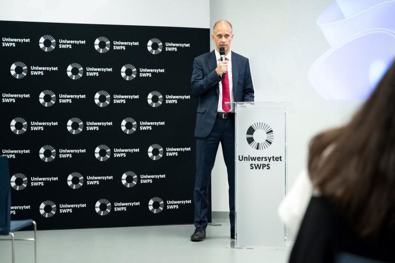 Prof. Marcin Asłanowicz wygłasza przemowę powitalną na otwarciu tegorocznego bootcampu.