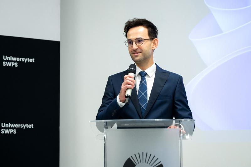 Dr Dominik Horodyski wygłasza wykład podczas tegorocznego szkolenia Vis Moot.