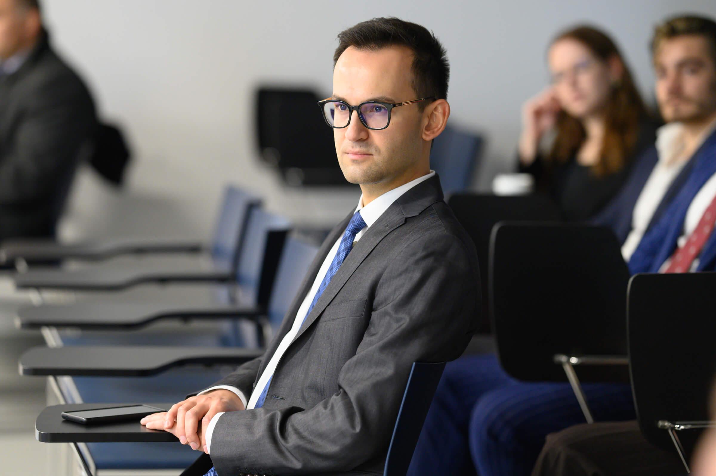 Dr Dominik Horodyski z Wydziału Prawa w Warszawie wśród publiczności podczas otwarcia szkolenia Vis Moot Bootcamp na Uniwersytecie SWPS