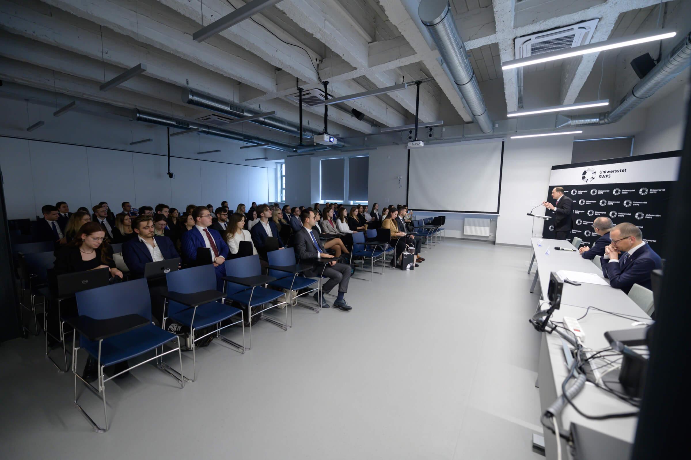 Publiczność przysłuchuje się przemówieniom na otwarciu szkolenia Vis Moot Bootcamp na Uniwersytecie SWPS w Warszawie