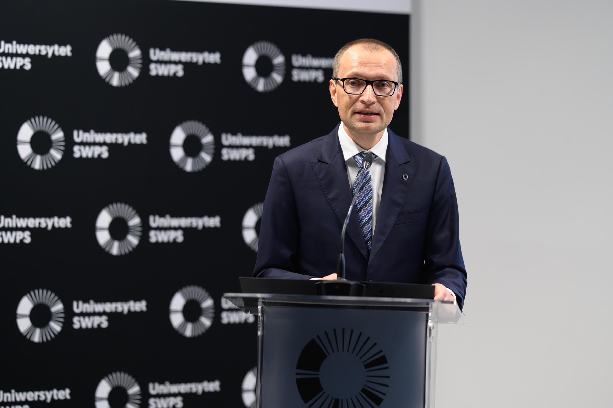 Rektor Uniwersytetu SWPS, prof. Roman Cieślak, przemawia podczas otwarcia szkolenia Vis Moot Bootcamp w Warszawie