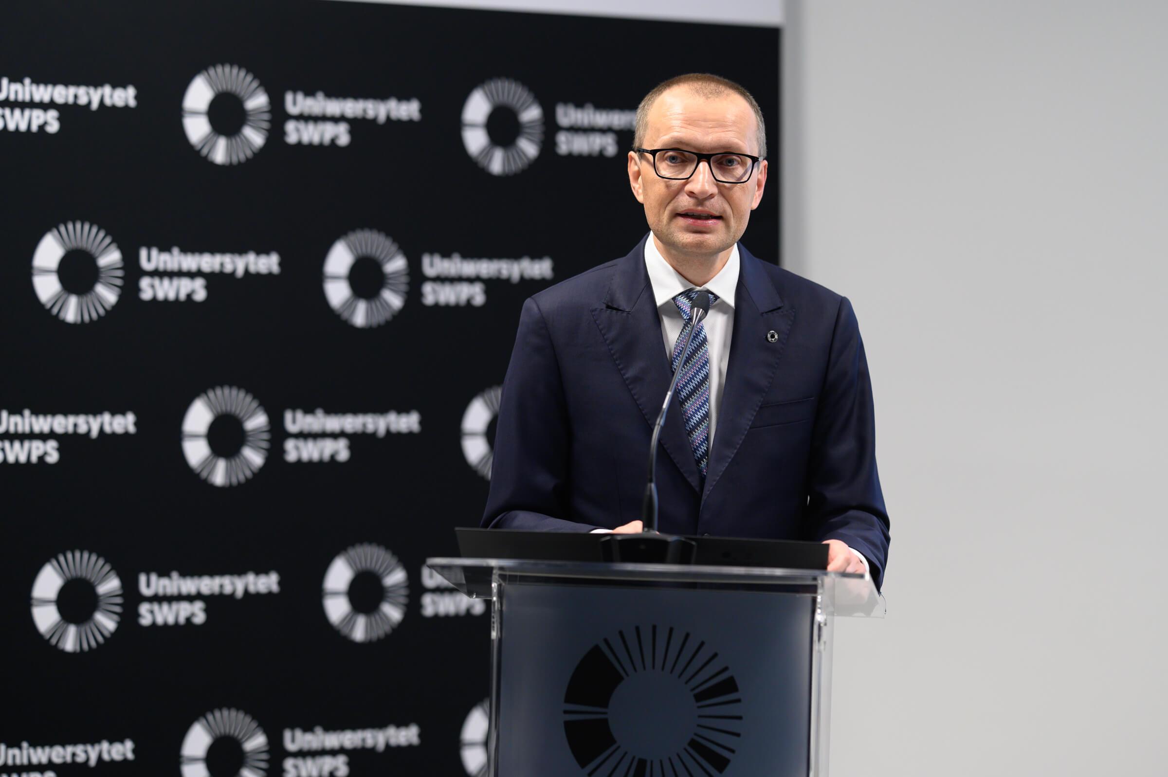 Rektor Uniwersytetu SWPS, prof. Roman Cieślak, przemawia podczas otwarcia szkolenia Vis Moot Bootcamp w Warszawie