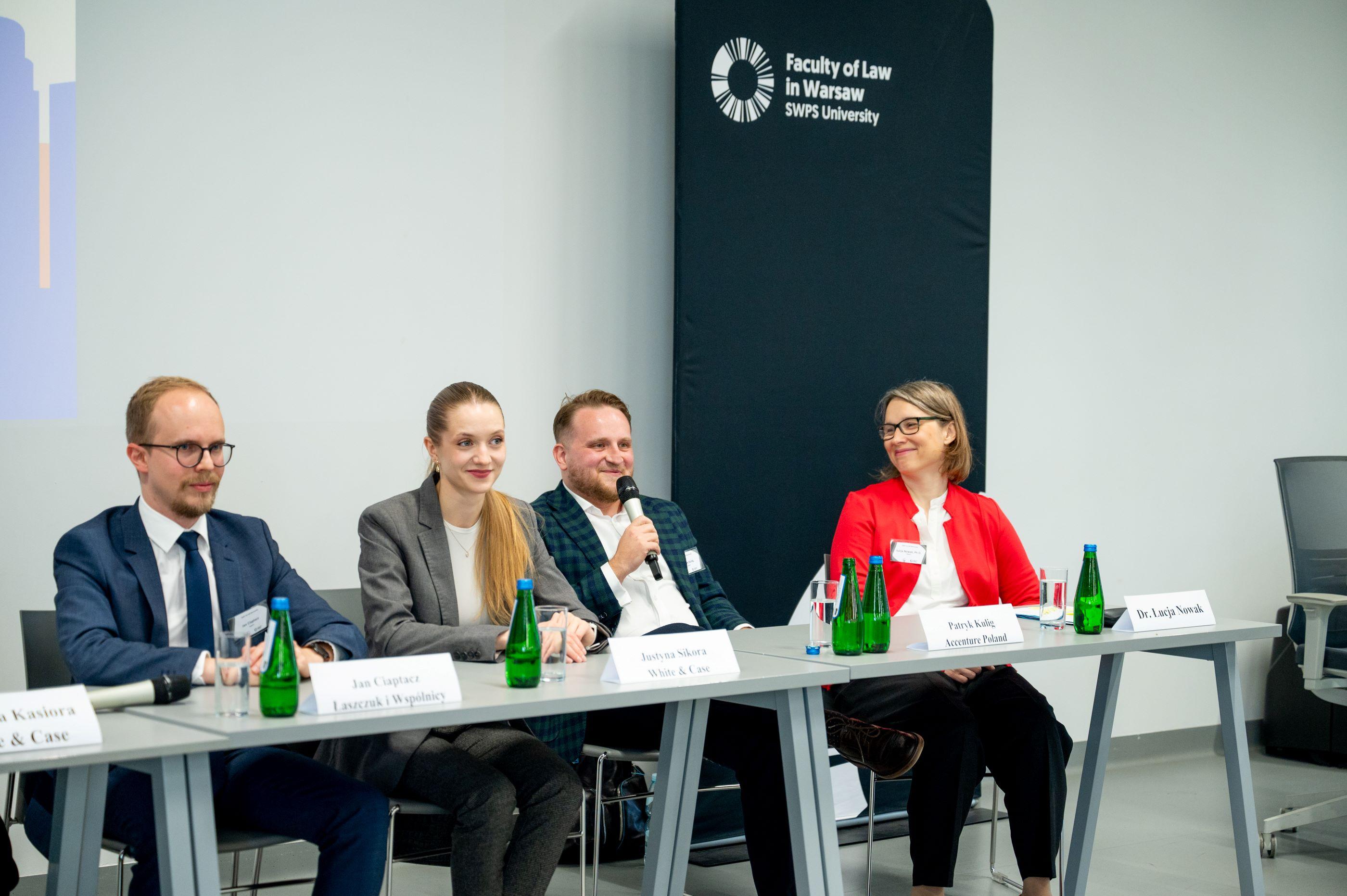 Trenerzy prowadzą szkolenie na tegorocznym Vis Moot Bootcamp.