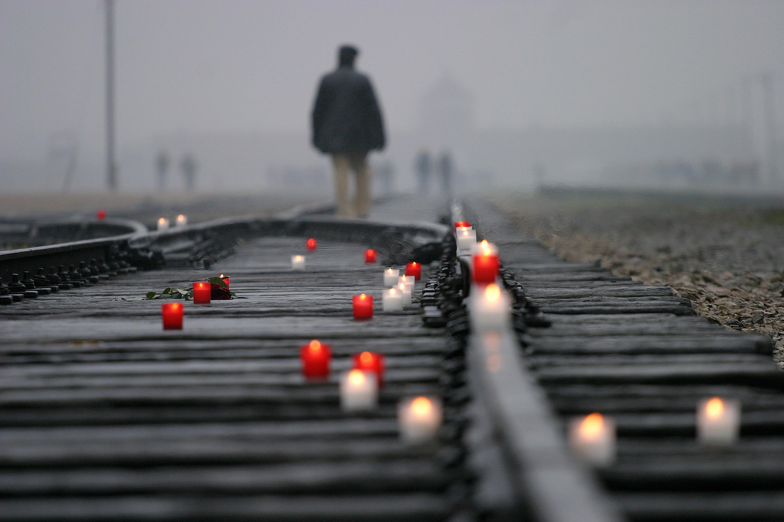 Tory prowadzące do obozu Auschwitz