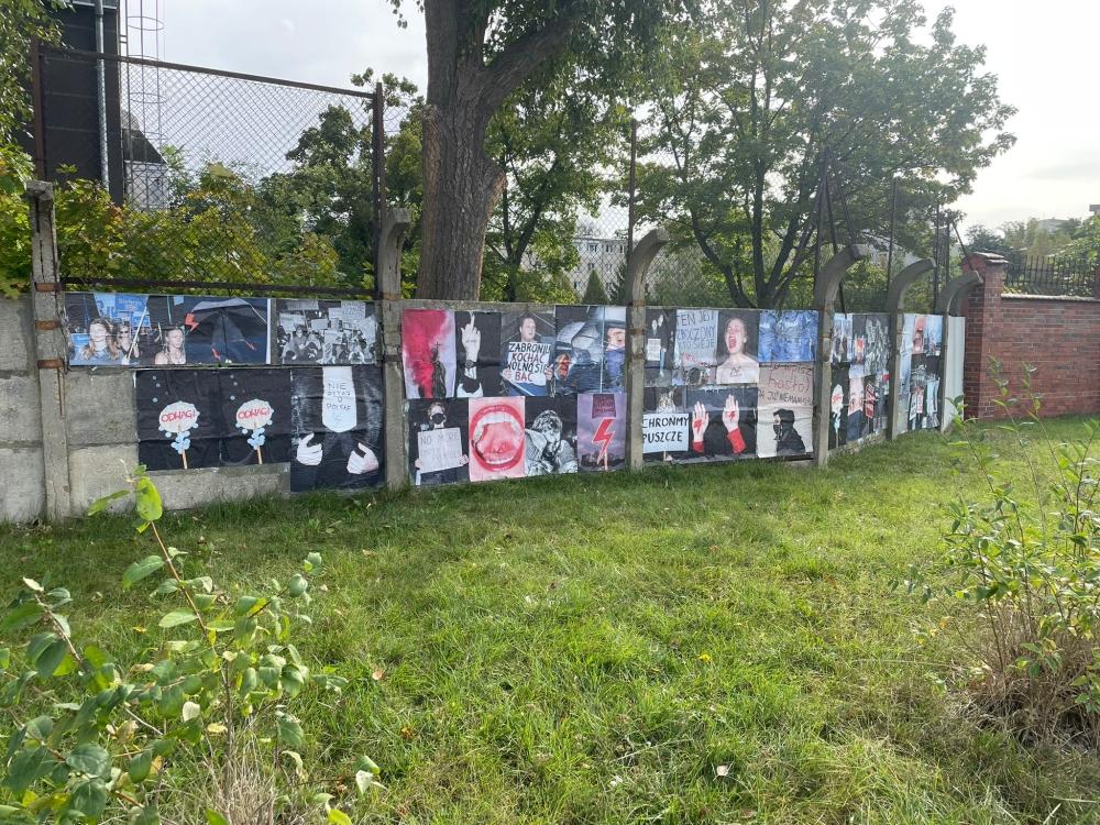 Kolaż ze zdjęć A-A-P na murze na terenie wrocławskiego kampusu Uniwersytetu SWPS