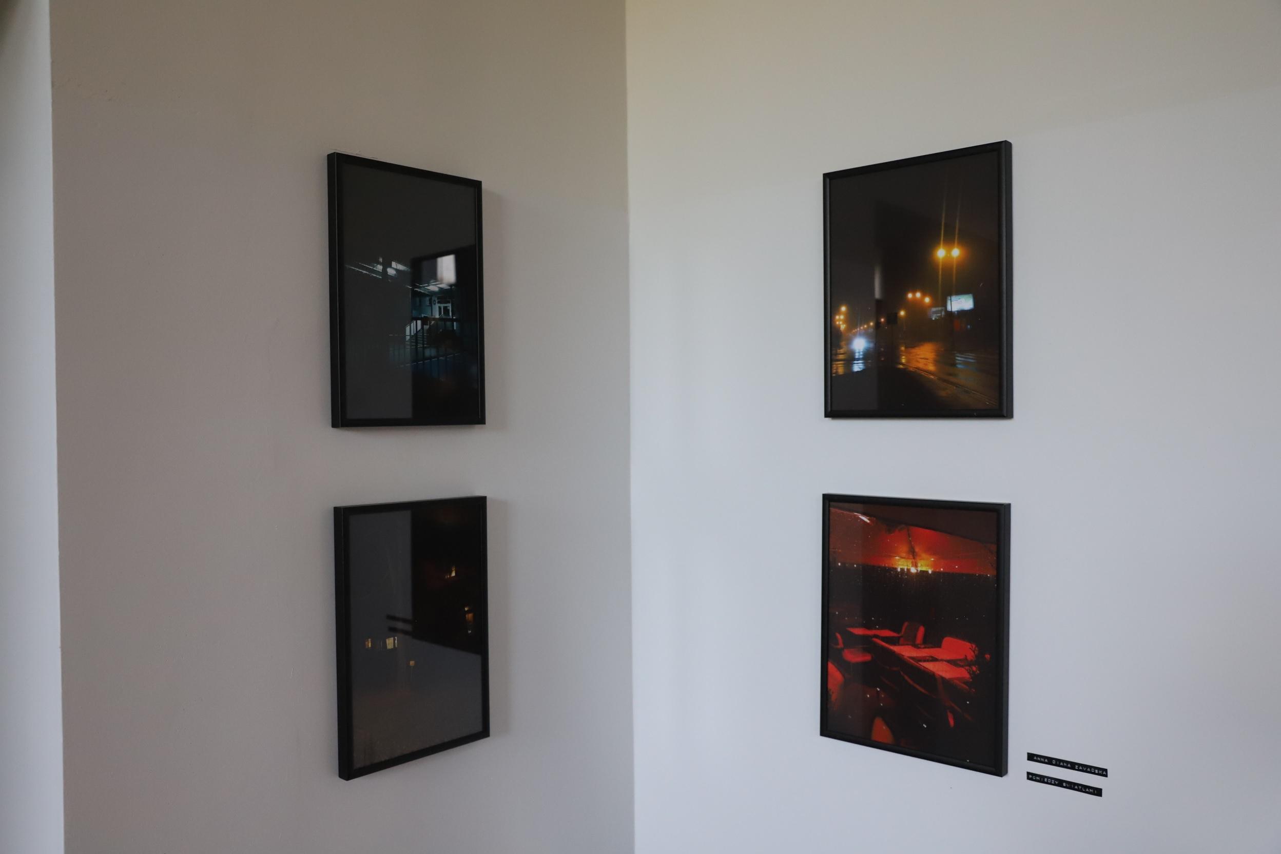 Kolekcja 4 zdjęć w czarnych ramkach przedstawiająca ulice miasta nocą