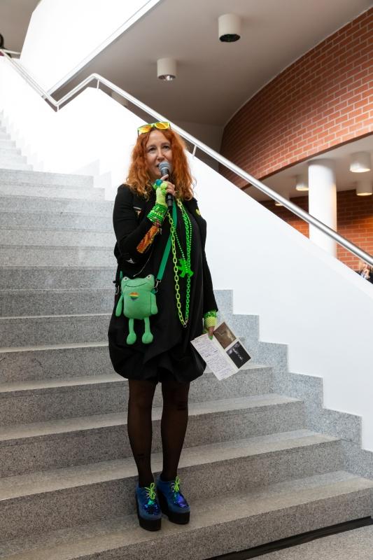 Marta Smolińska przemawia podczas otwarcia wystawy "Moje serce zawsze było skrytą bombą"