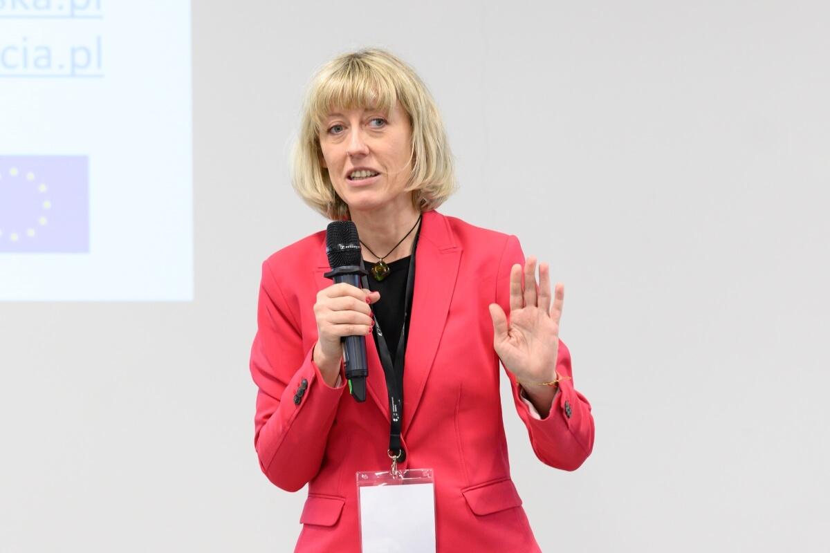 Agnieszka Sokolnicka przemawia podczas konferencji "Innowacje społeczne. Wyzwania-rozwiązania-praktyki" na Uniwersytecie SWPS w Warszawie