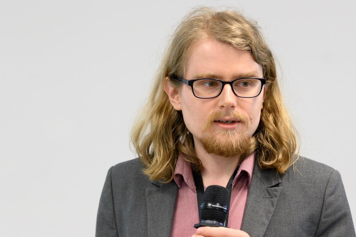 Alan Golec prowadzi prezentację podczas konferencji "Innowacje społeczne. Wyzwania-rozwiązania-praktyki" na Uniwersytecie SWPS w Warszawie
