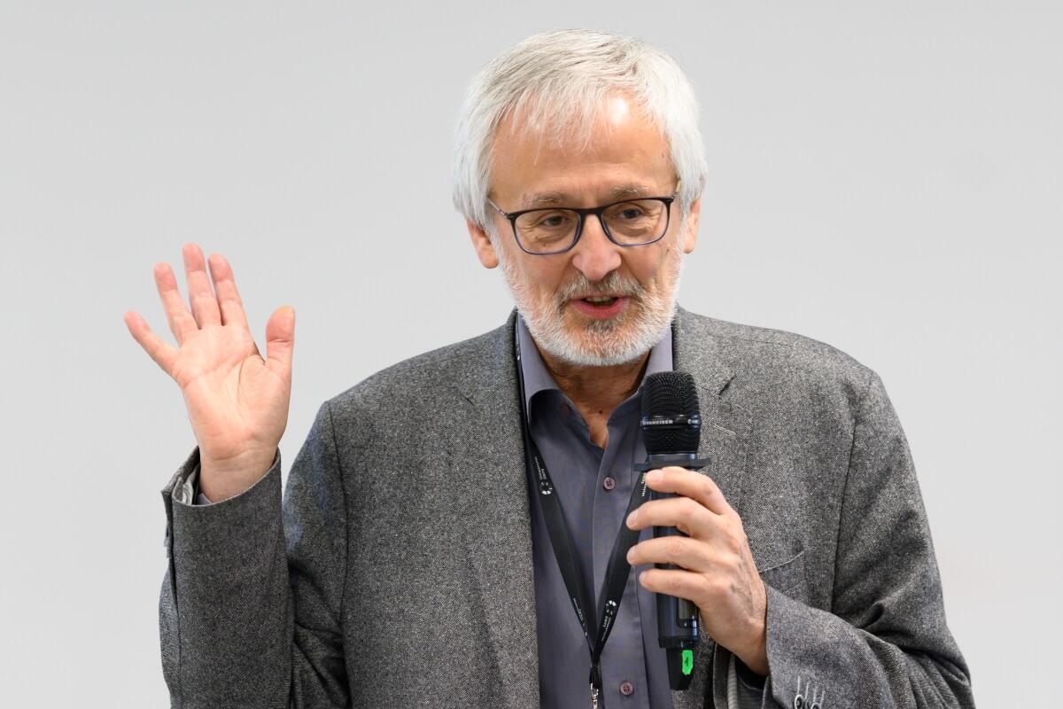 Zdjęcie portretowe prof. Bolesława Roka, który prowadzi wykład podczas konferencji "Innowacje społeczne" na Uniwersytecie SWPS