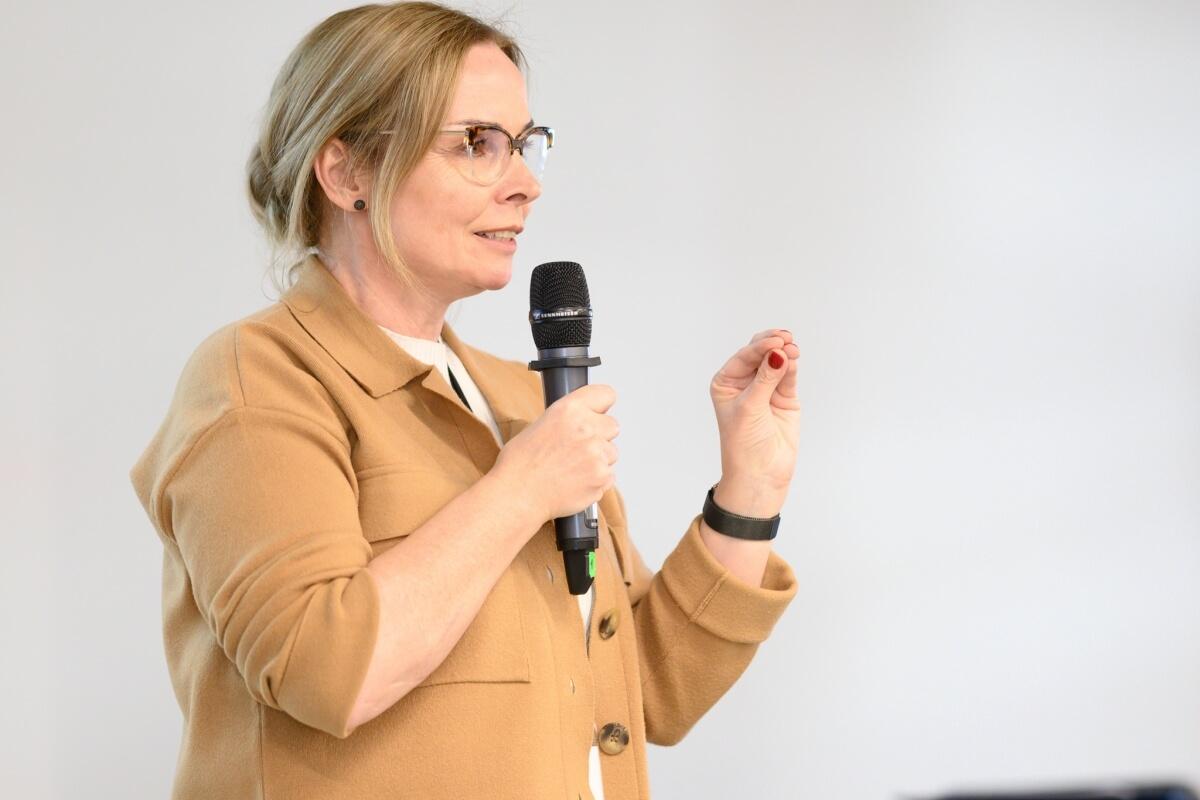 Dr Katarzyna Wojtkiewicz prowadzi konferencję "Innowacje społeczne. Wyzwania - Rozwiązania - Praktyki" na Uniwersytecie SWPS w Warszawie