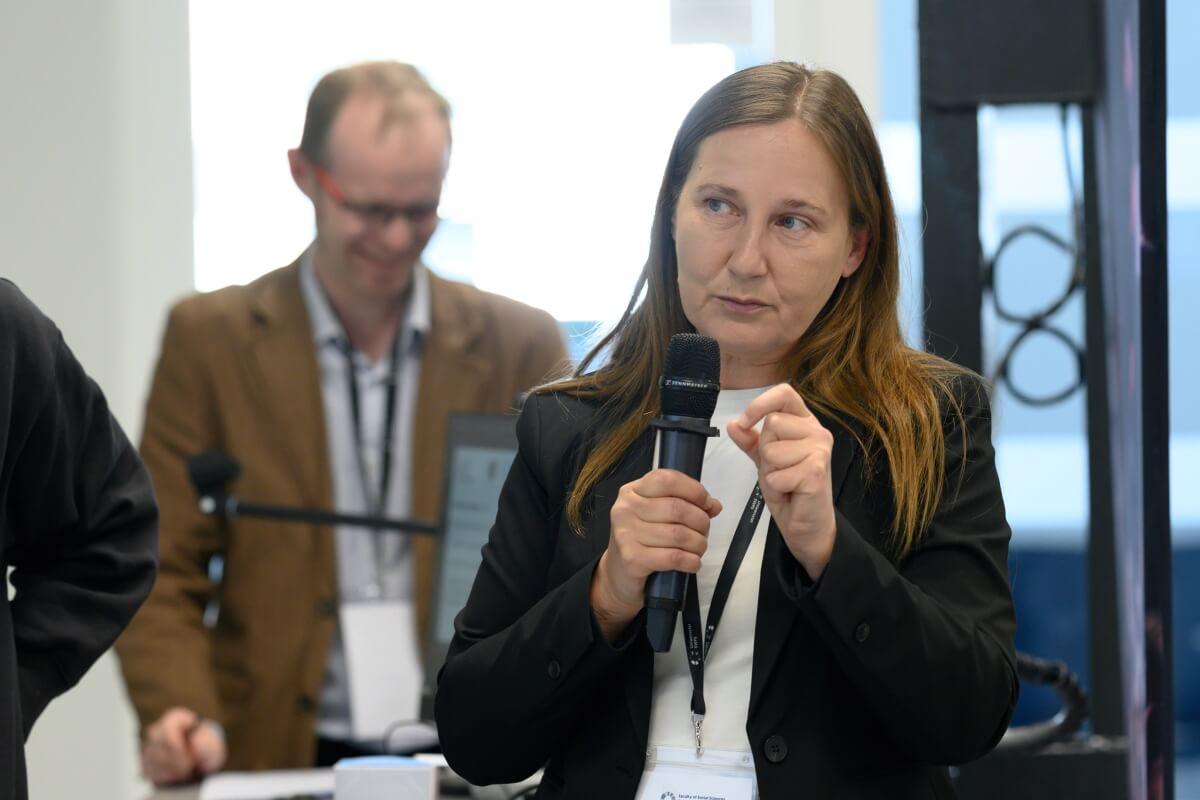 Marzena Wójcicka prowadzi prezentację podczas konferencji "Innowacje społeczne. Wyzwania-rozwiązania-praktyki" na Uniwersytecie SWPS w Warszawie