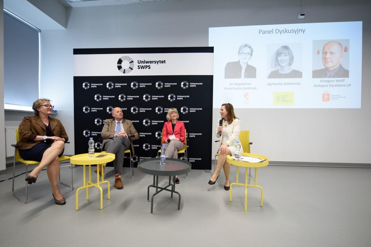 Czworo prelegentów panelu dyskusyjnego poświęconego innowacjom społecznym skierowanym do seniorów zorganizowanego na Uniwersytecie SWPS