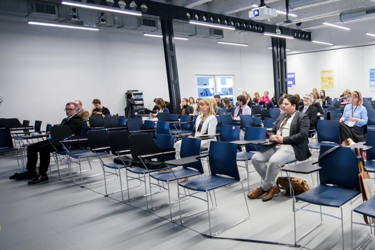 Widok z przodu na publiczność konferencji "Innowacje społeczne. Wyzwania-Rozwiązania-Praktyki" na Uniwersytecie SWPS