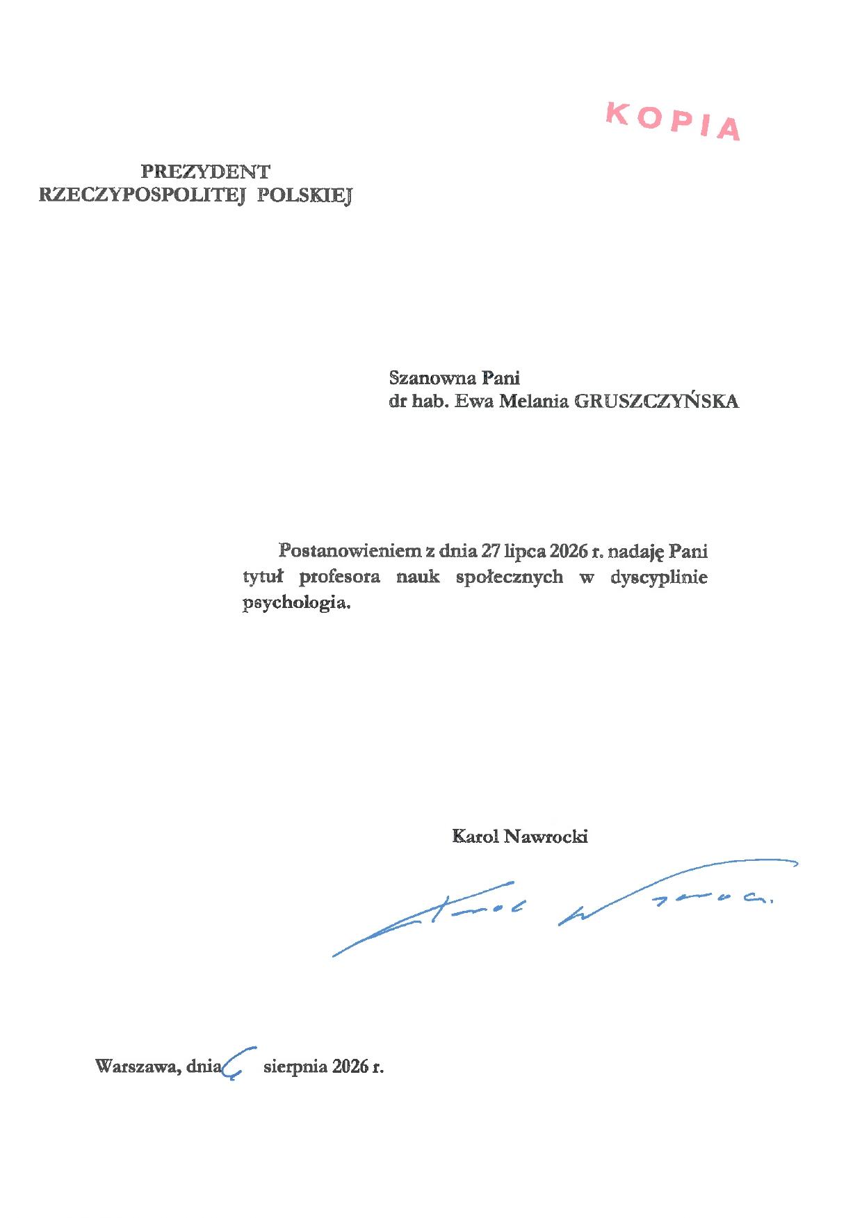 Skan listu o treści: „Prezydent Rzeczypospolitej Polskiej. Szanowna Pani dr hab. Ewa Melania GRUSZCZYŃSKA. Postanowieniem z dnia 27 lipca 2026 r. nadaje Pani tytuł profesora nauk społecznych w dyscyplinie psychologia”. Poniżej podpis prezydenta Karola Nawrockiego i data 6 sierpnia 2026 r.