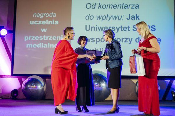 Gala Nagrody Stowarzyszenia PRom 2026. Katarzyna Kisiel-Potocka i Renata Czeladko odbierają nagrodę
