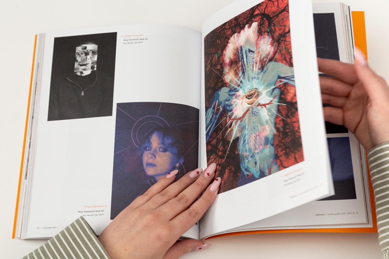 Otwarty katalog ze zdjęciami prac studentów grafiki na Uniwersytecie SWPS