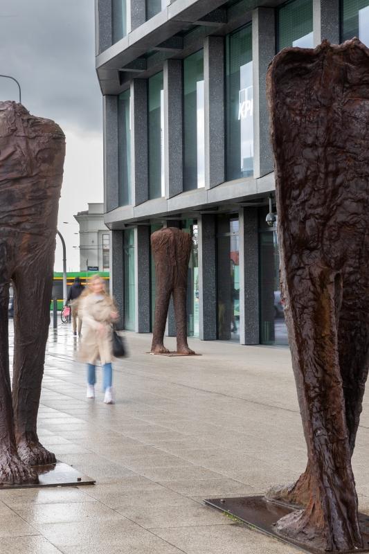 Trzy rzeźby Magdaleny Abakanowicz z instalacji "5 figur" w Poznaniu