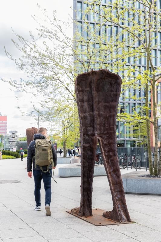 Przechodzień przygląda się rzeźbie Magdaleny Abakanowicz z serii "5 figur"