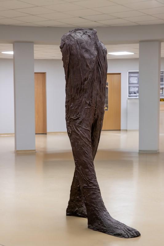 Rzeźba Magdaleny Abakanowicz "Element stojący lewy" przedstawiająca ludzką sylwetkę bez rąk i głowy