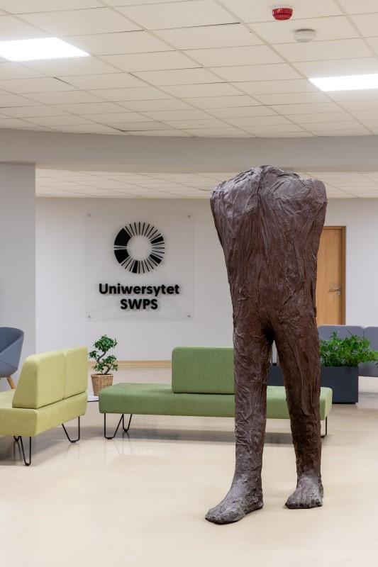 Rzeźba Magdaleny Abakanowicz "Element stojący lewy" przedstawiająca ludzką sylwetkę bez rąk i głowy