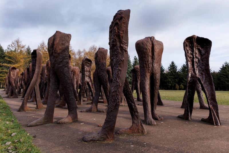 Grupa rzeźb Magdaleny Abakanowicz "Nierozpoznani" w poznańskim parku