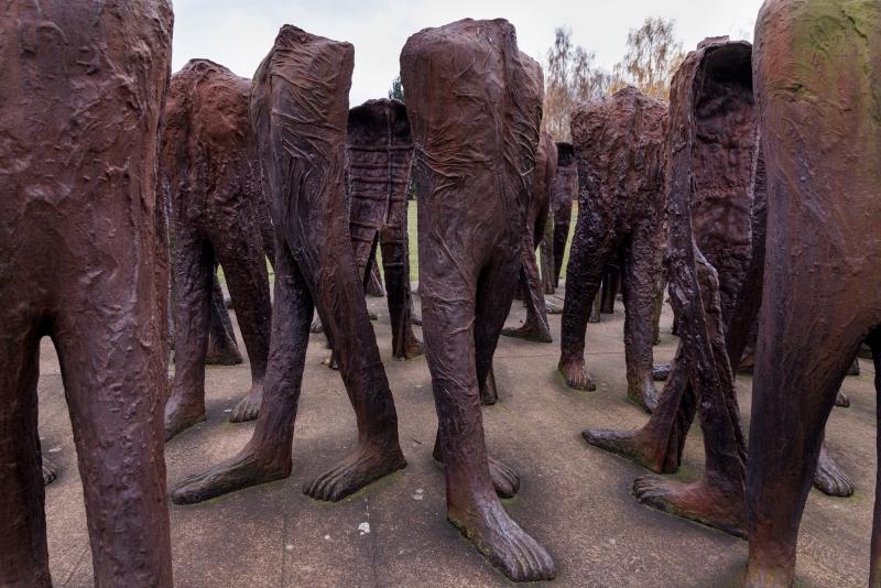 Grupa rzeźb Magdaleny Abakanowicz "Nierozpoznani" w poznańskim parku