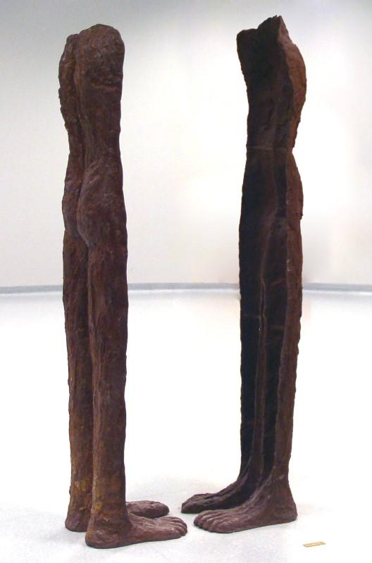 Rzeźba Magdaleny Abakanowicz "Odwrócone" przedstawiająca dwie ludzki sylwetki bez głów i rąk
