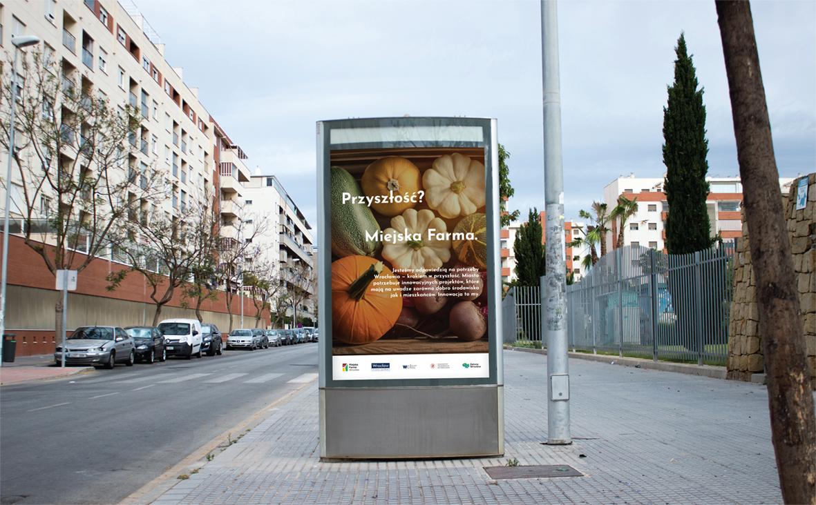 Reklama inicjatywy Miejska Farma – plakat ze zdjęciem warzyw i dużym napisem „Przyszłość? Miejska Farma”