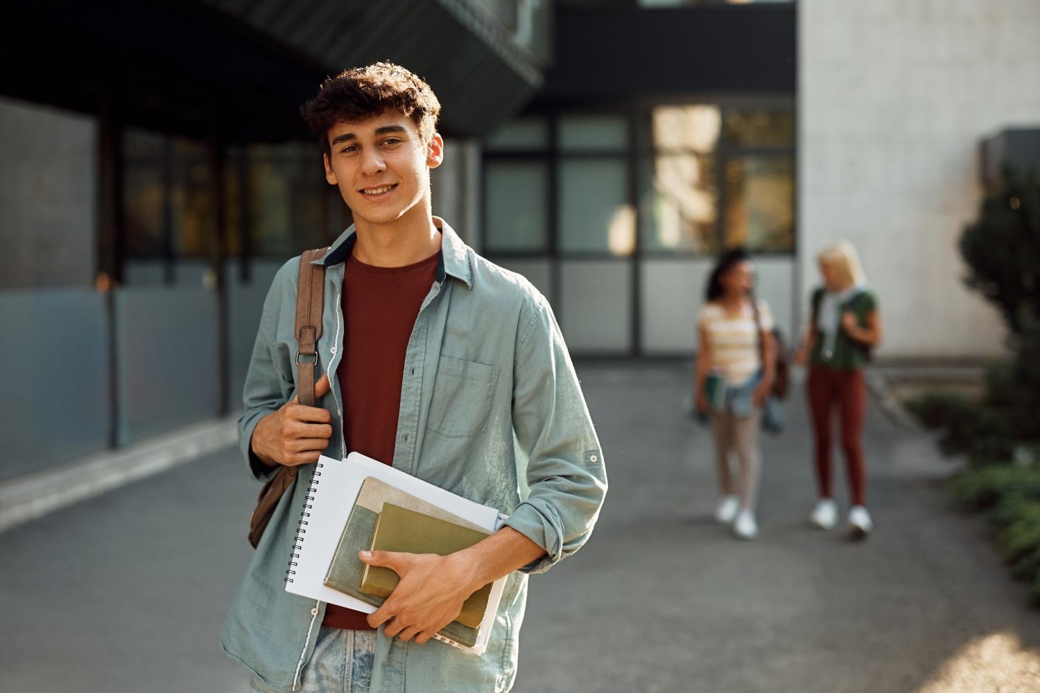 Student na kampusie uczelni