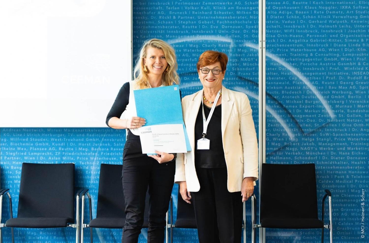 Dziekan Wydziału Nauk Społecznych w Warszawie Uniwersytetu SWPS, dr hab. Katarzyna Januszkiewicz, prof. USWPS, odbiera dyplom członkostwa w stowarzyszeniu CEEMAN