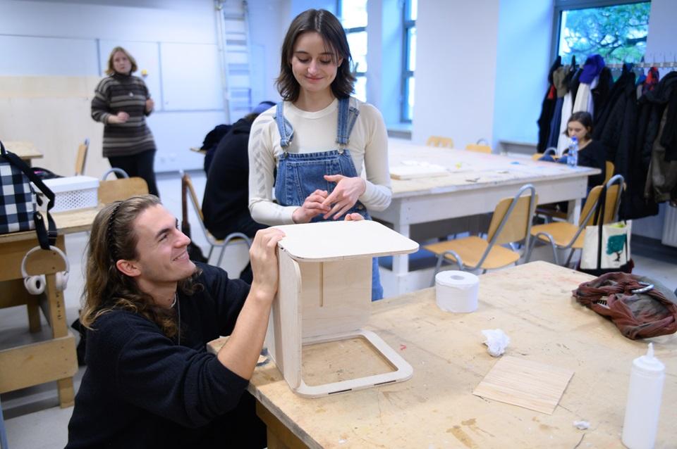 Student i studentka sklejający ze sobą elementy sklejki 