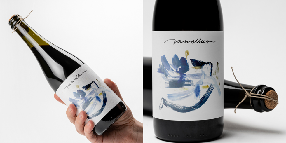 Butelka wina z etykietą z napisem "Vanellus" i abstrakcyjną grafiką, która wygląda jakby była namalowana akwarelami. 